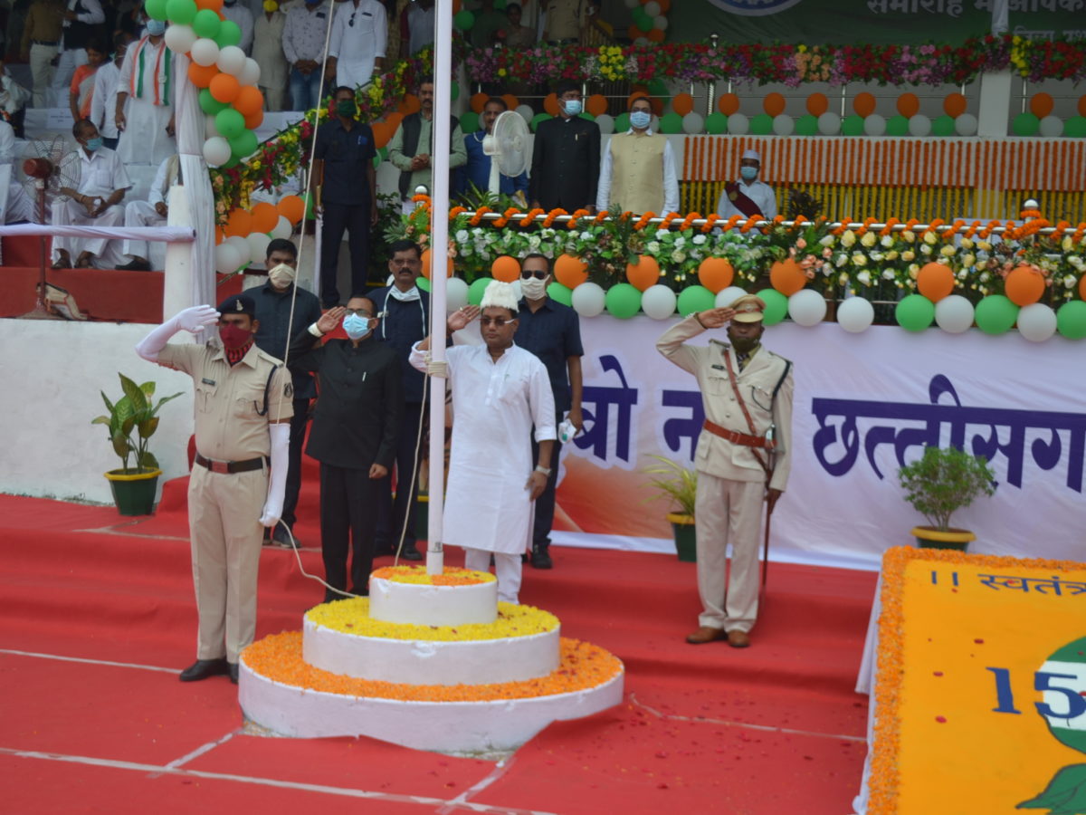 रायपुर : मंत्री गुरू रूद्र कुमार ने किया मुंगेली जिला मुख्यालय में ध्वजारोहण