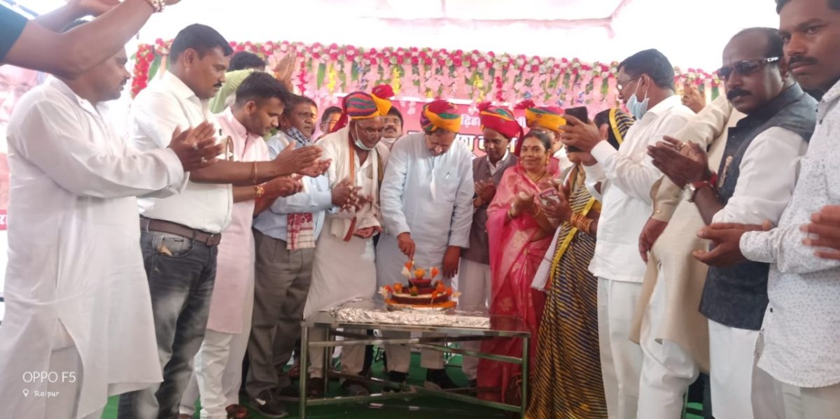 रायपुर :  धोबी समाज ने स्वाभिमान दिवस के रूप में मनाया मुख्यमंत्री का जन्मोत्सव :     श्री गिरीश देवांगन ने काटा छत्तीसगढ़िहा केक