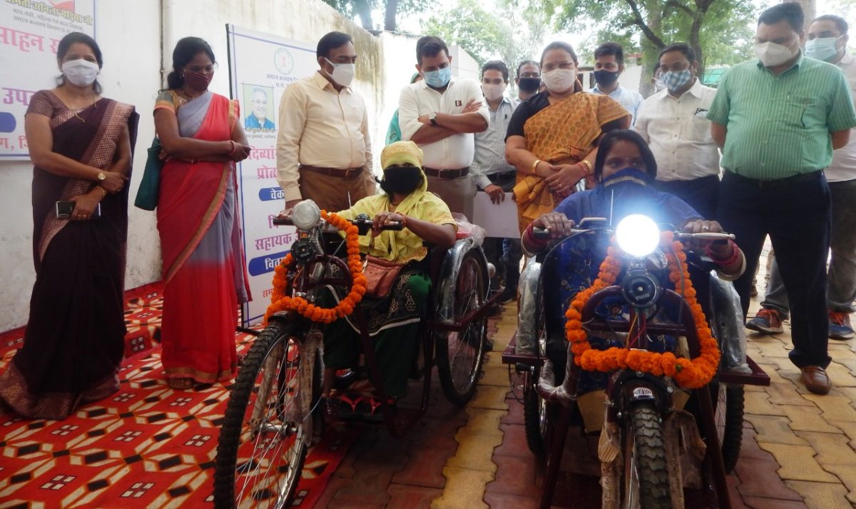 रायपुर : लता  डान्डे और रानिया देवांगन को मिला निशुल्क मोटराइज्ड  ट्राईसाइकिल