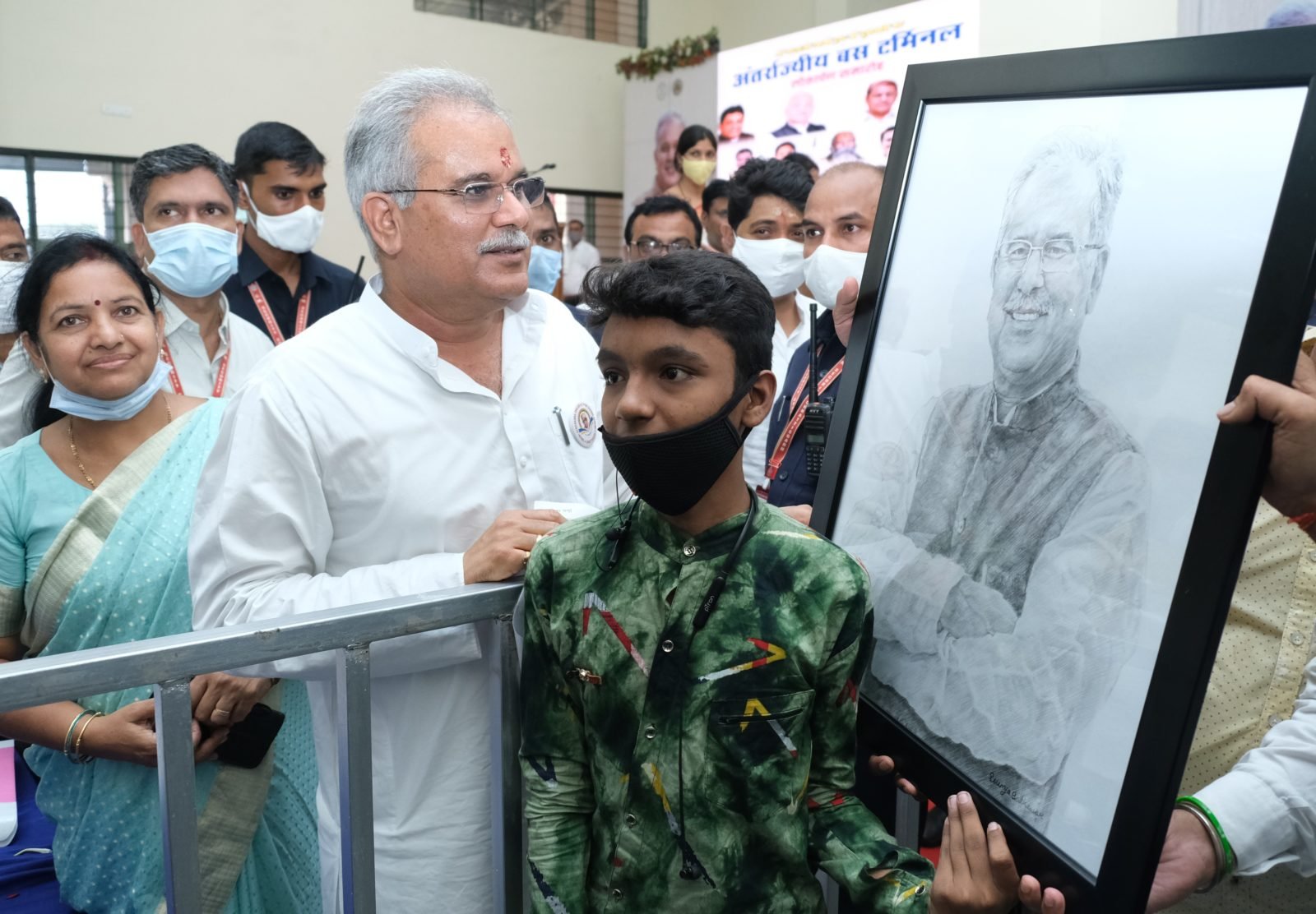 रायपुर : अविस्मरणीय सौगातों के लिए मुख्यमंत्री श्री भूपेश बघेल का शहर के  किशोर बालक सौम्य ने पोट्रेट भेंटकर जताया आभार