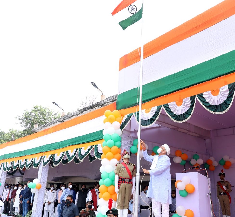 रायगढ़ :  स्वतंत्रता दिवस पर कृषि मंत्री श्री रविन्द्र चौबे ने रायगढ़ में किया ध्वजारोहण :   रायगढ़ जिले में हर्षोल्लास के साथ मनाया गया स्वतंत्रता दिवस