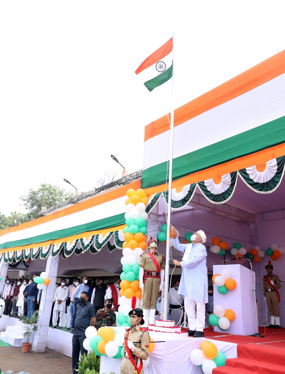 रायगढ़ :  स्वतंत्रता दिवस पर कृषि मंत्री श्री रविन्द्र चौबे ने रायगढ़ में किया ध्वजारोहण :   रायगढ़ जिले में हर्षोल्लास के साथ मनाया गया स्वतंत्रता दिवस