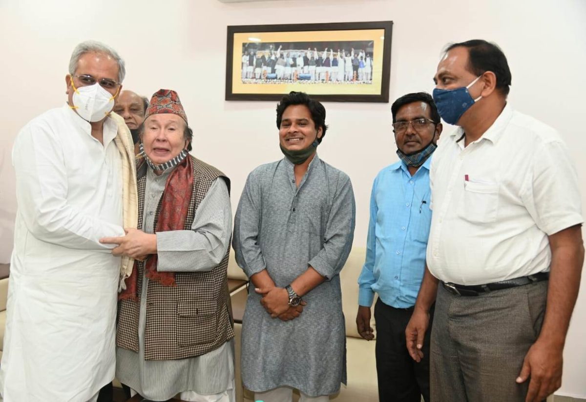 रायपुर  : मुख्यमंत्री श्री भूपेश बघेल से पूर्व मंत्री श्री सुरेंद्र बहादुर सिंह ने की सौजन्य मुलाक़ात