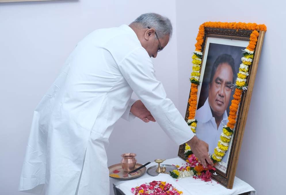 रायपुर : मुख्यमंत्री ने शहीद श्री महेंद्र कर्मा की जयंती पर उनके चित्र पर माल्यार्पण कर दी श्रद्धांजलि
