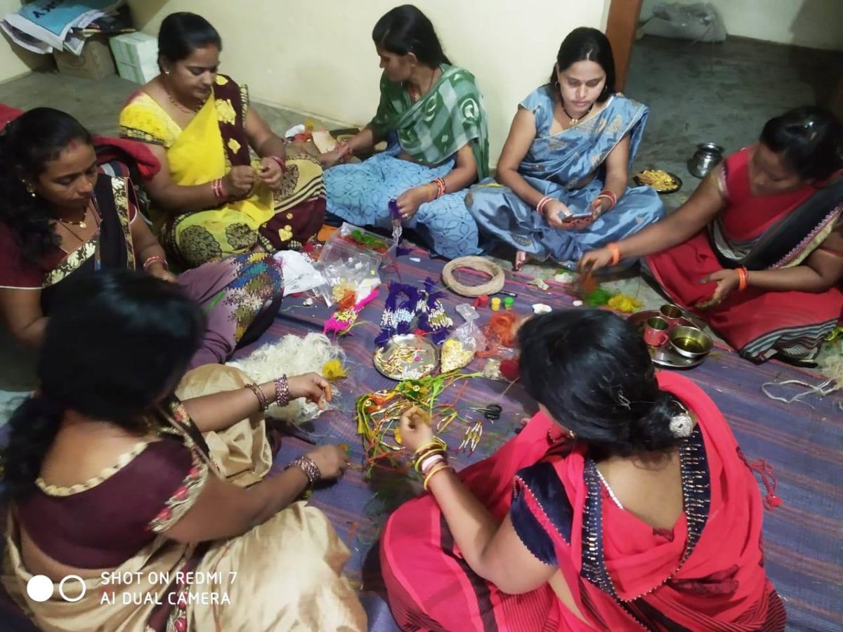 रायपुर : रक्षाबंधन मेें भाईयों की कलाई पर सजेगी भाजी की रेशों से बनी राखियां 