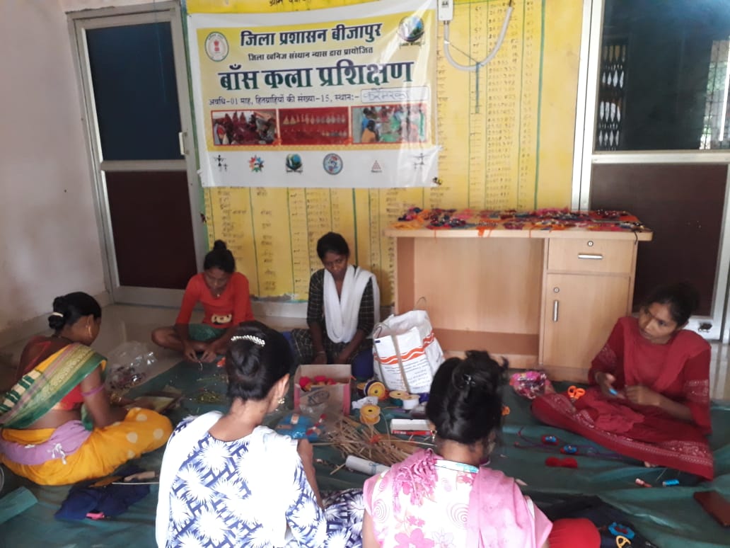 बीजापुर :   भैरमगढ़ की महिला स्व-सहायता समूह बना रही है बाँस-ताड़, मोती-रत्न, धागे और ऊन की स्वदेशी राखियाँ