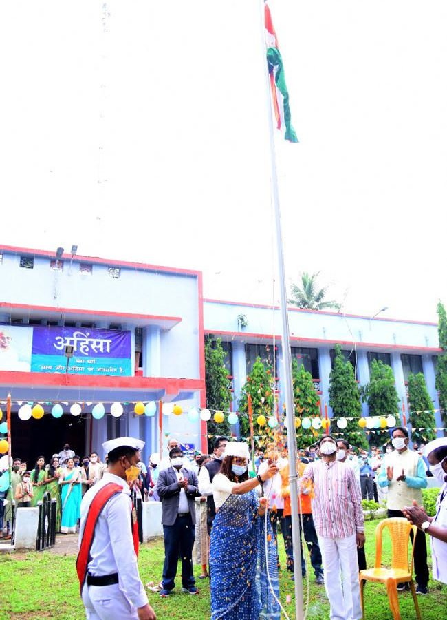 जगदलपुर : सुश्री ऋचा चौधरी ने जिला कलेक्टोरेट कार्यालय में किया ध्वजारोहण