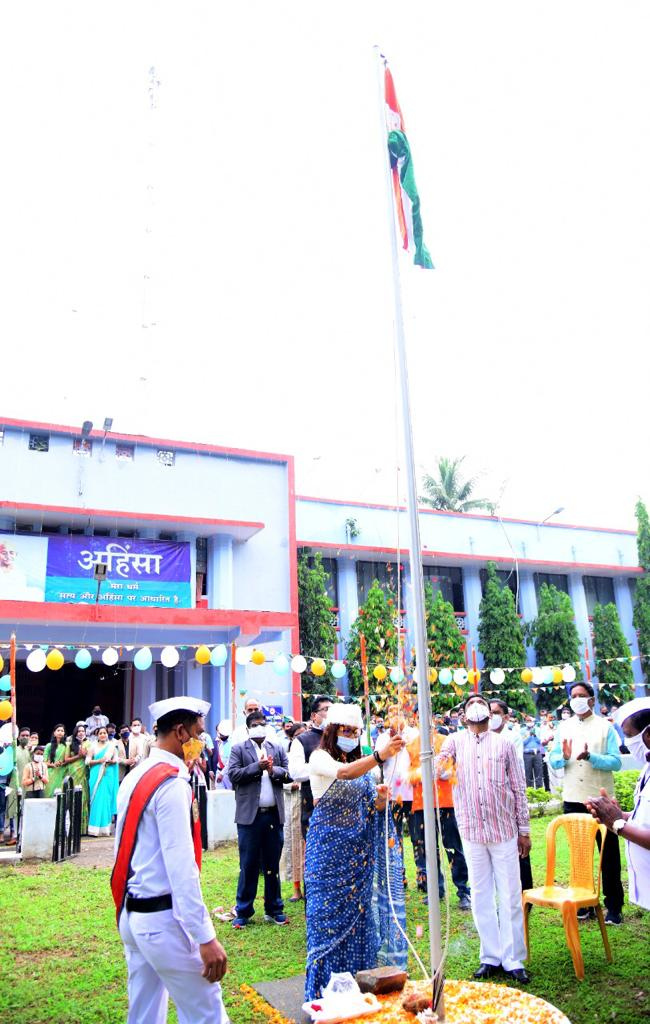 जगदलपुर : सुश्री ऋचा चौधरी ने जिला कलेक्टोरेट कार्यालय में किया ध्वजारोहण