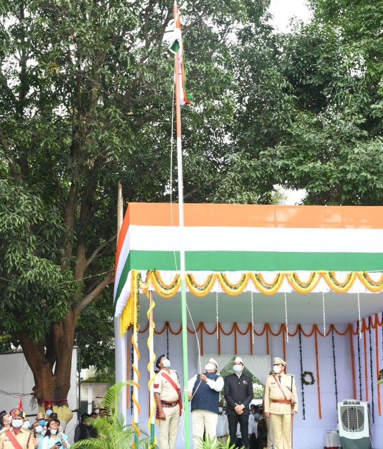 बलरामपुर  : हर्षोल्लास के साथ मनाया गया स्वतंत्रता दिवस : बलरामपुर में संसदीय सचिव श्री यू.डी.मिंज ने किया ध्वजारोहण