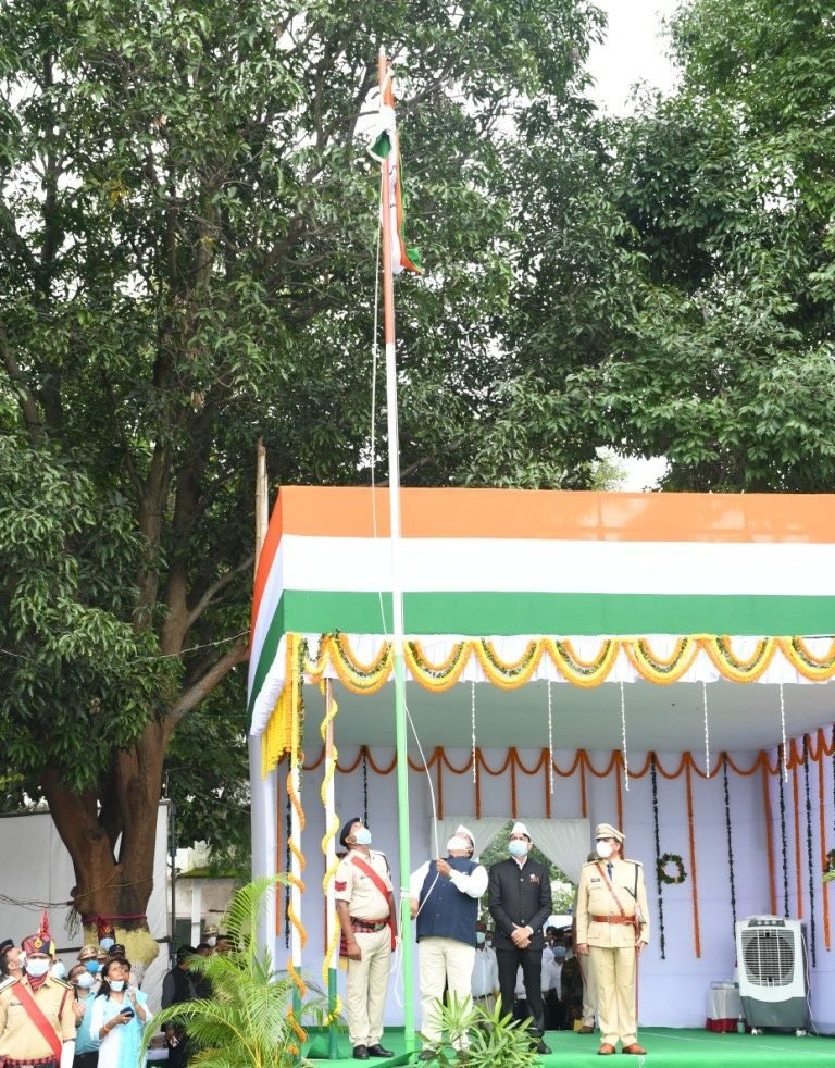 बलरामपुर : हर्षोल्लास के साथ मनाया गया स्वतंत्रता दिवस : बलरामपुर में संसदीय सचिव श्री यू.डी.मिंज ने किया ध्वजारोहण