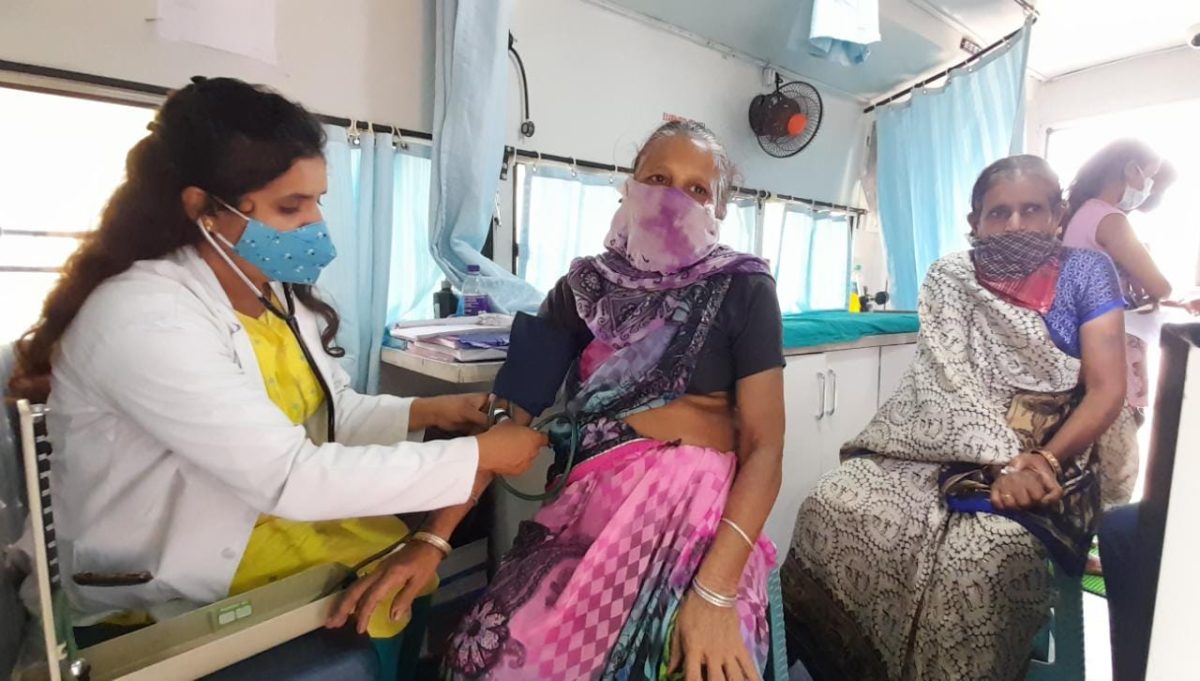 रायपुर : पार्वती बाई को नहीं जाना पड़ा अस्पताल : एमएमयू से घर के पास हो गया मुफ्त इलाज