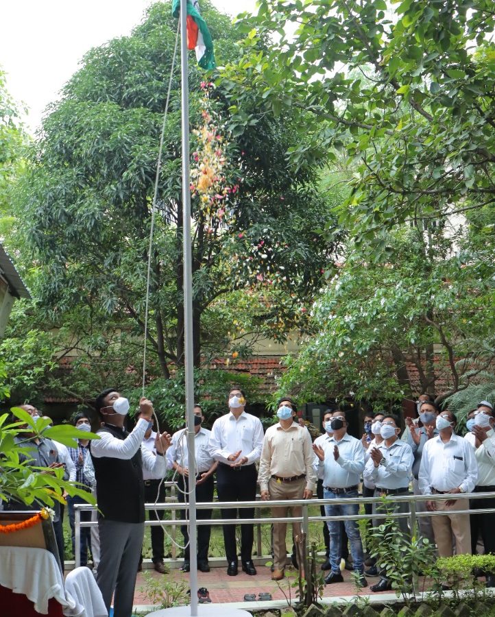 रायपुर : जनसंपर्क संचालनालय में आयुक्त ने किया ध्वजारोहण