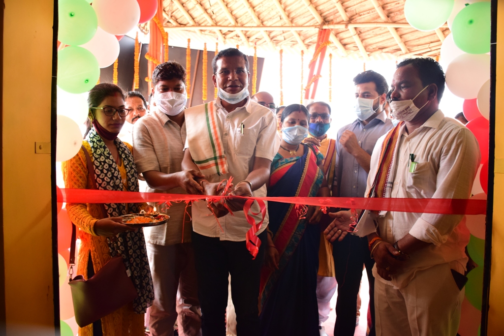 कोण्डागांव : विधायक मोहन मरकाम ने कोण्डानार मार्ट एवं बिहान कैंटीन का किया शुभारंभ