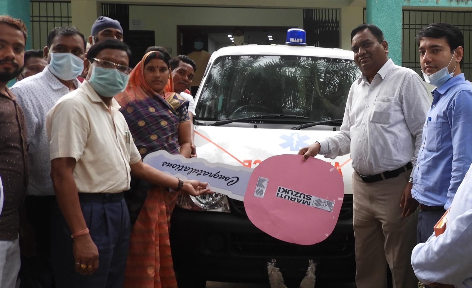 महासमुन्द : सामुदायिक स्वास्थ्य केन्द्र को मिली आधुनिक एम्बुलेंस की सौगात : नगर पालिका अध्यक्ष ने कलेक्टर को सौंपी एम्बुलेंस की चाबी