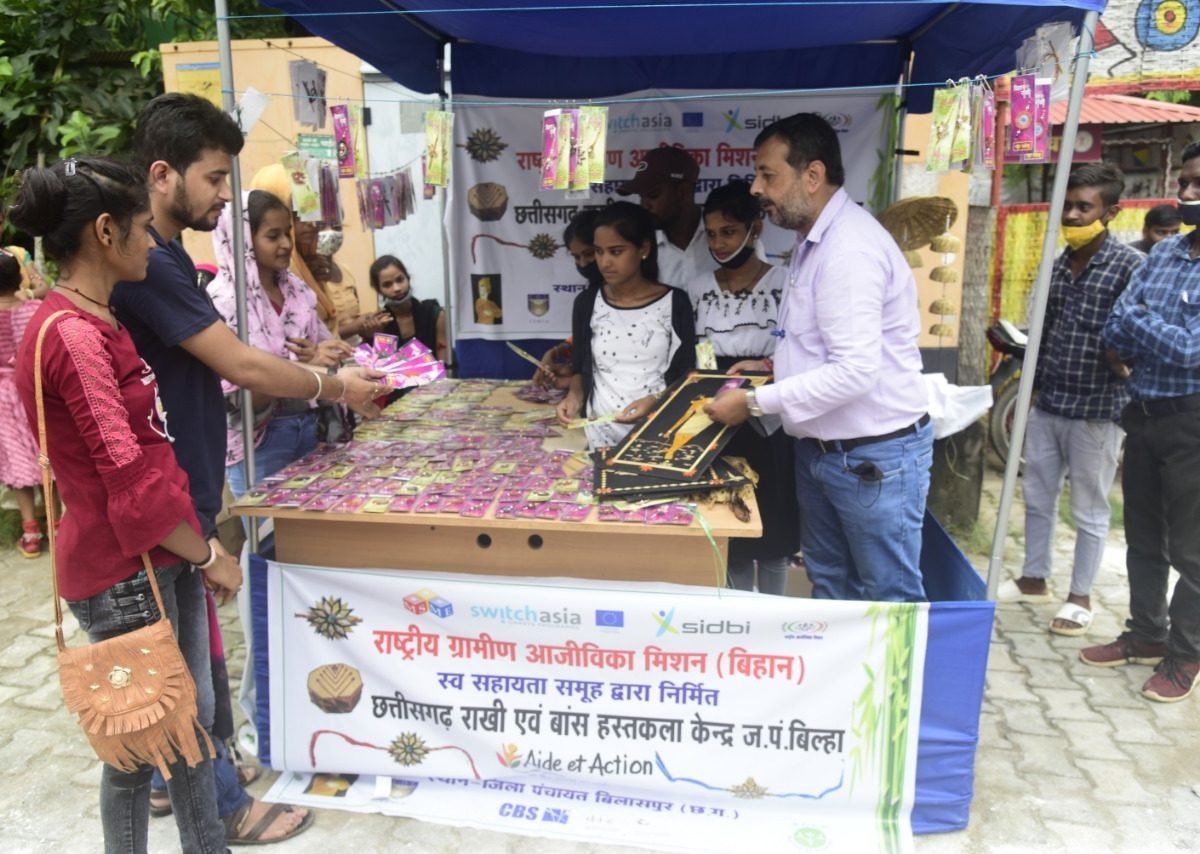 हाथों हाथ बिक रही हैं धान, चावल और बांस से बनी राखियां