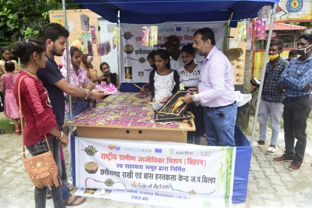 हाथों हाथ बिक रही हैं धान, चावल और बांस से बनी राखियां