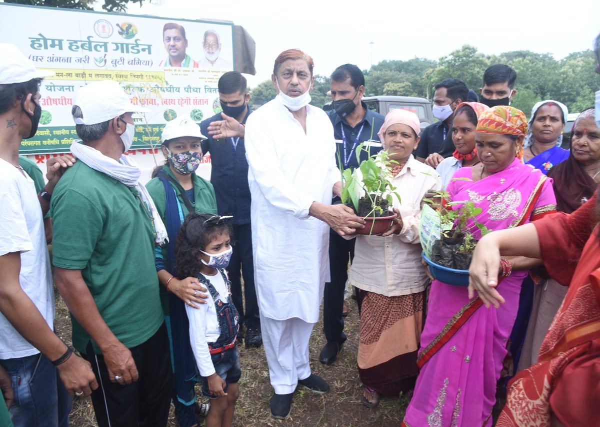 रायपुर :  वन मंत्री श्री मोहम्मद अकबर ने अंजोरा में किया पौधारोपण एवं पौध वितरण
