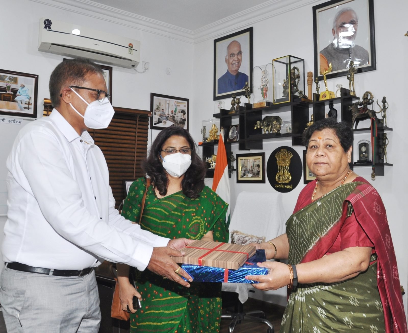 रायपुर : राज्यपाल को जनजातियों पर आधारित पुस्तकें भेंट की गईं