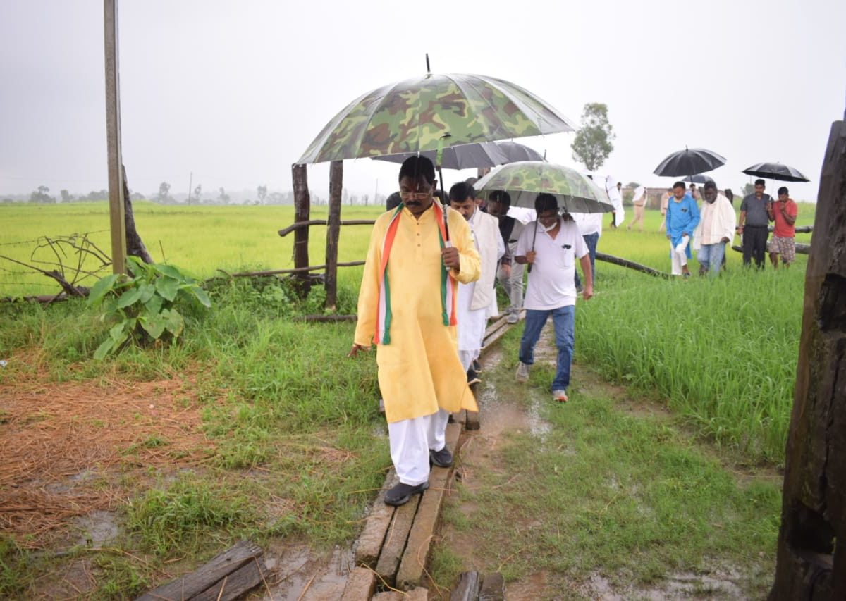 रायपुर :  बरसते पानी में पगडंडियों पर चलकर हाथी से प्रभावितों के बीच पहुंचे खाद्य मंत्री श्री अमरजीत भगत