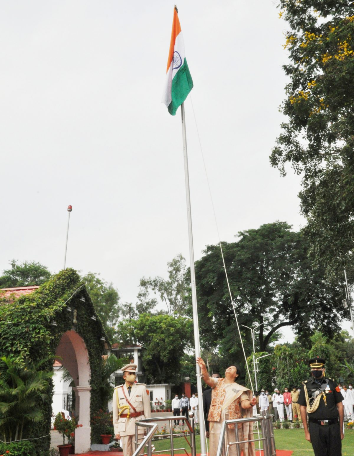 रायपुर : स्वतंत्रता दिवस-2021 : राज्यपाल सुश्री उइके ने राजभवन में किया ध्वजारोहण