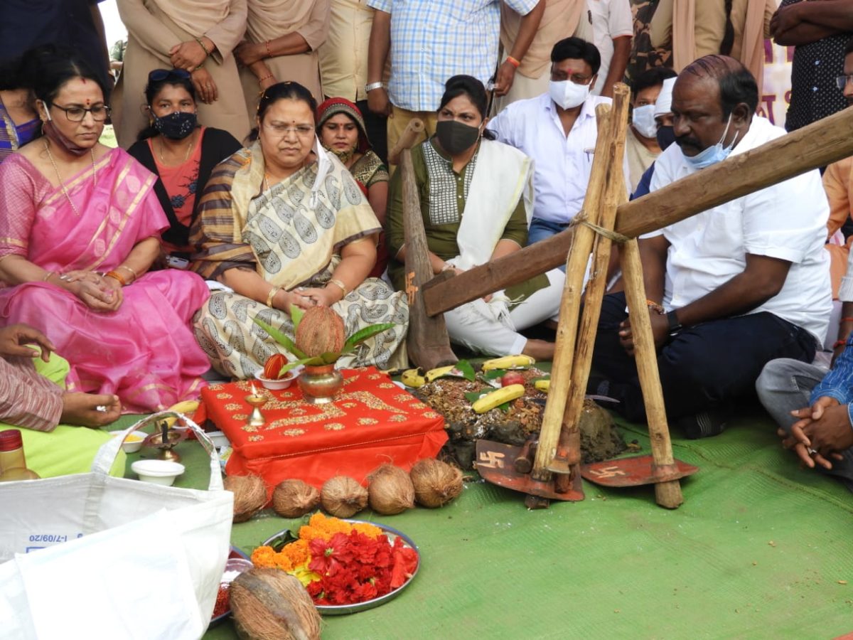 रायपुर : मंत्री श्रीमती भेंड़िया ने हरेली तिहार  पर कृषि यंत्रो की पूजा कर मांगी प्रदेशवासियों के लिए सुख-समृद्धि