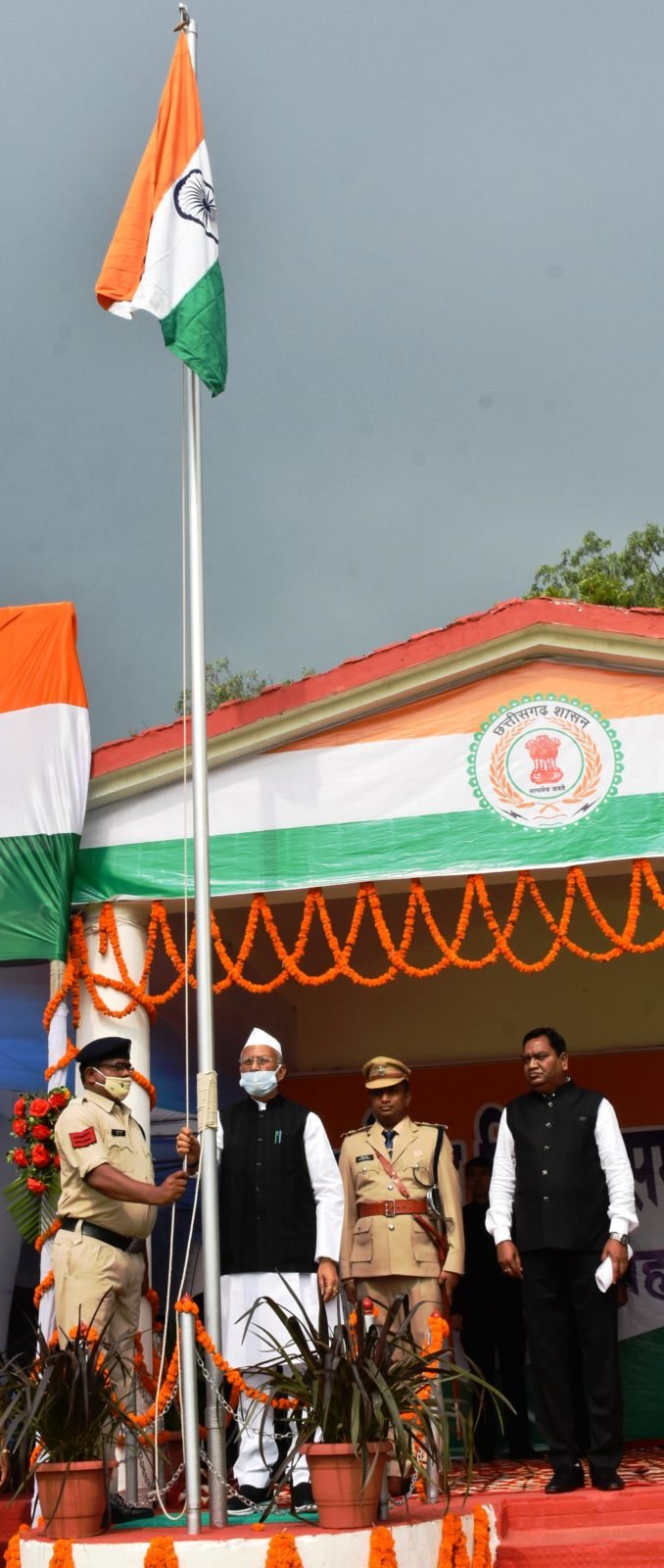 रायपुर :  महासमुंद जिले में सोशल डिस्टेंसिंग के साथ मनाया गया 75वां स्वतंत्रता दिवस :  गृह मंत्री श्री ताम्रध्वज साहू ने मुख्य समारोह में किया ध्वजारोहण