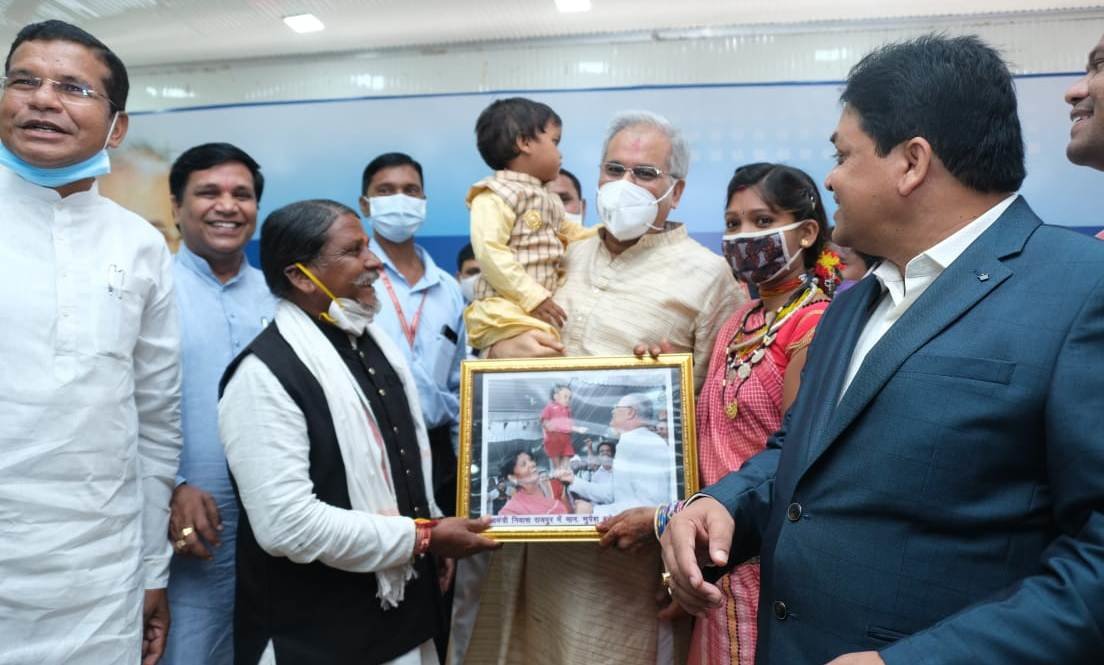 मुख्यमंत्री श्री बघेल ने दो साल बाद भी नन्हें बालक धीमान को दूर से पहचान लिया