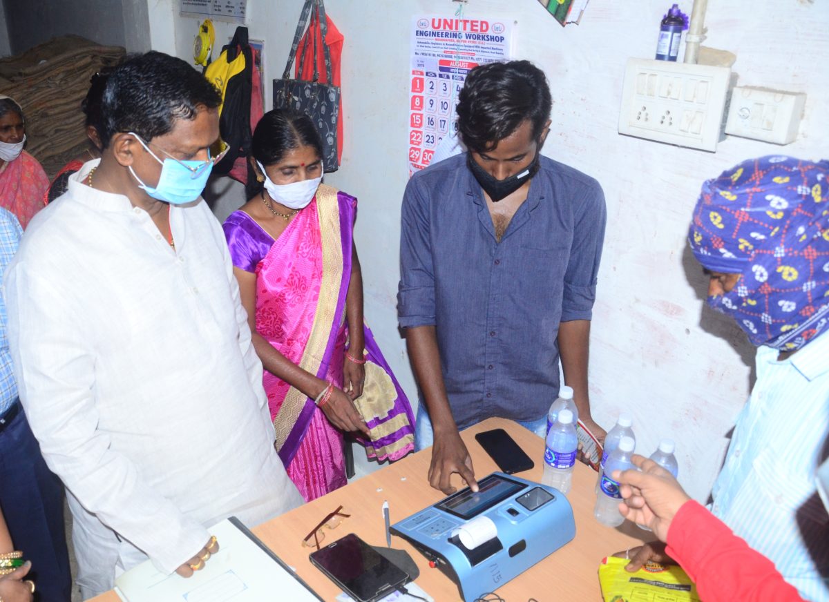 रायपुर : खाद्य मंत्री श्री अमरजीत भगत ने रायपुर में औचक दुकानों में लगी ई-पास मशीन का किया निरीक्षण