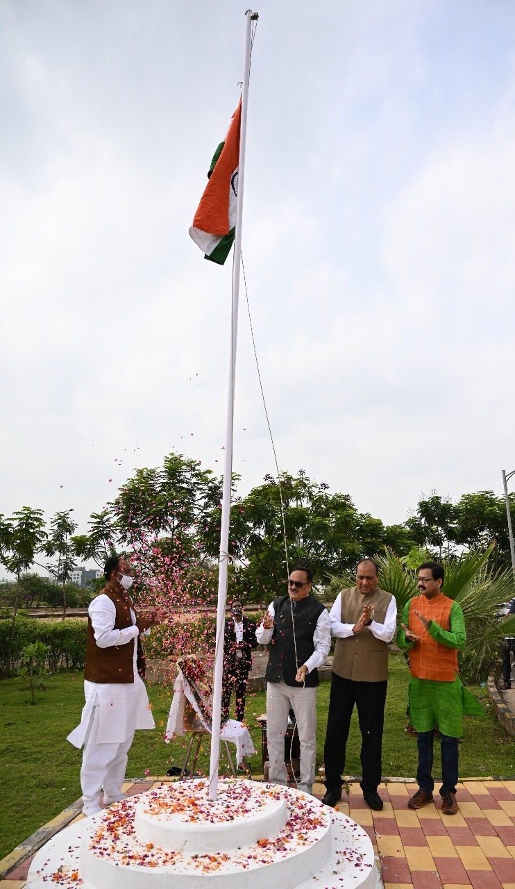 रायपुर : राज्य मुख्य सूचना आयुक्त श्री एम के राऊत ने किया ध्वजारोहण