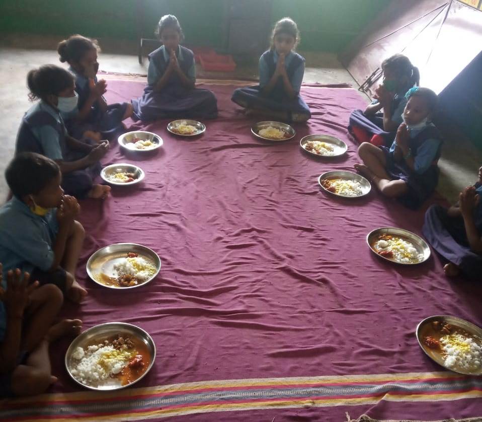 रायगढ़ :  रायगढ़ जिले में मध्यान्ह भोजन योजना कोविड काल में वरदान साबित हो रही  : जिले में 2922 शालाओं में हो रहा मध्यान्ह भोजन का सुचारू संचालन