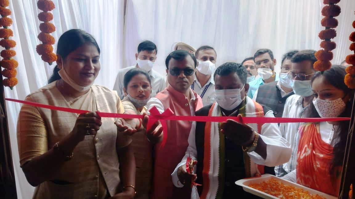 जगदलपुर  : उद्योग मंत्री ने जगदलपुर आयुर्वेद चिकित्सालय में शहरी प्राथमिक स्वास्थ्य केन्द्र का किया शुभारंभ