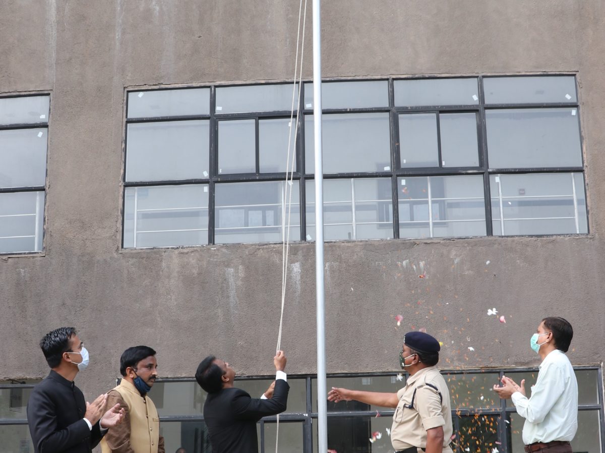 रायपुर : इन्द्रावती भवन में ध्वजारोहण