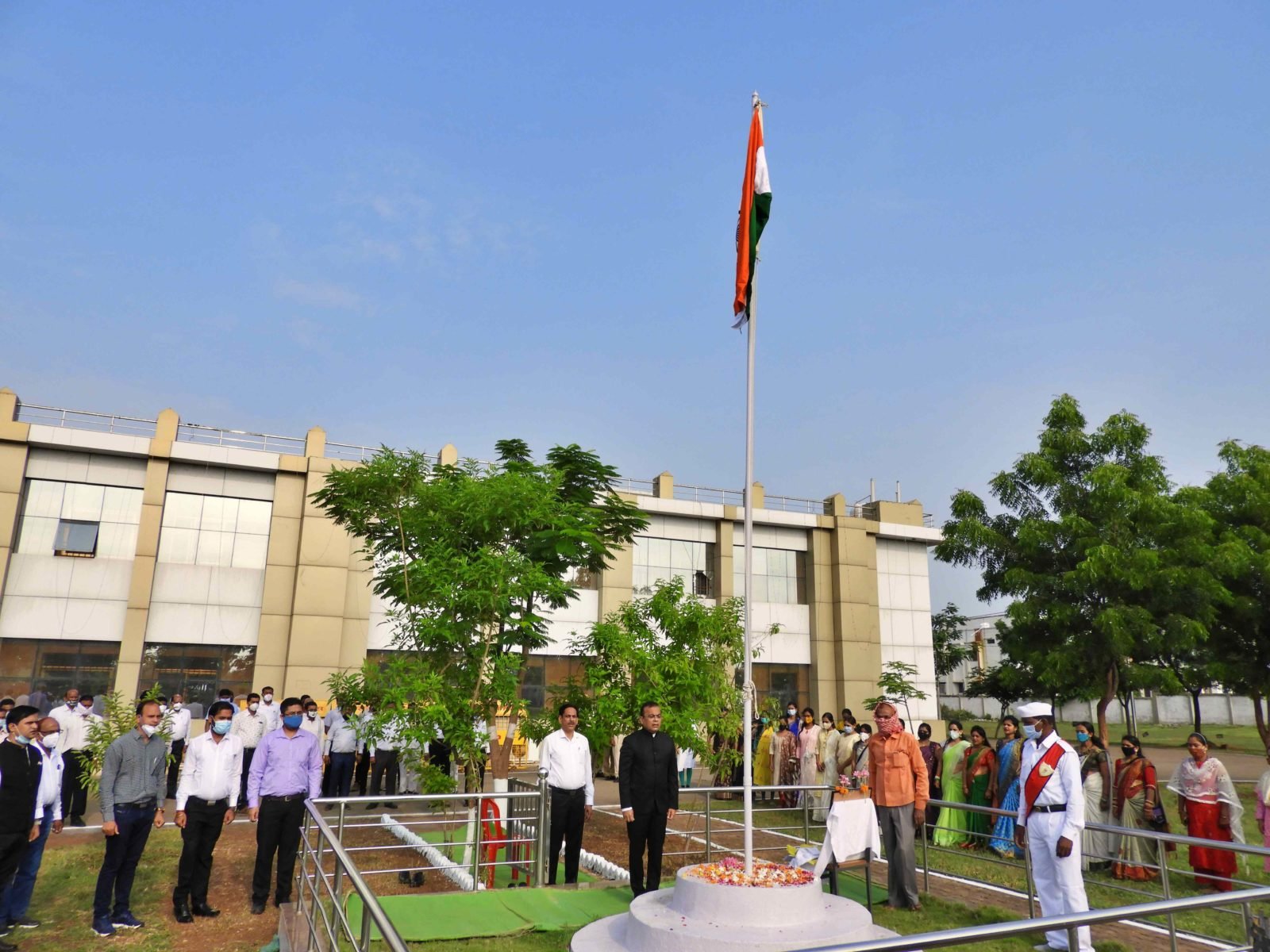 बालोद : कलेक्टर ने फहराया तिरंगा