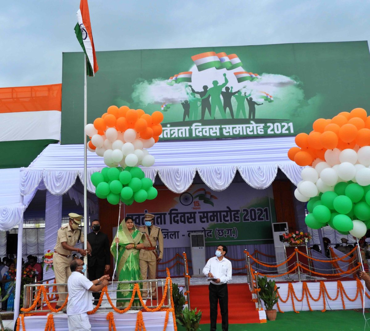रायपुर : संसदीय सचिव डॉ. रश्मि आशीष सिंह ने बालोद में किया ध्वजारोहण