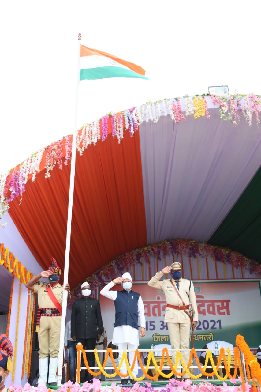रायपुर : संसदीय सचिव श्री विनोद सेवनलाल चन्द्राकर ने धमतरी में किया ध्वजारोहण