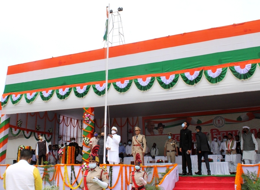 रायपुर : सुकमा में संसदीय सचिव श्री रेखचंद जैन ने किया ध्वजारोहण