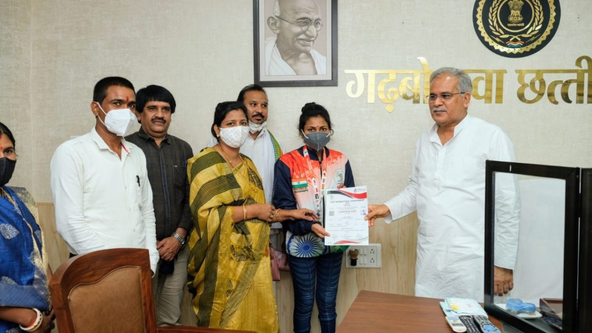 रायपुर : मुख्यमंत्री से बॉक्सिंग गोल्ड विजेता सुश्री दुर्गा चंद्राकर ने की सौजन्य मुलाकात