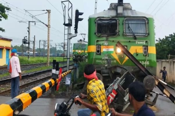 …जब पटरी छोड़ सड़क पर दौड़ी ट्रेन