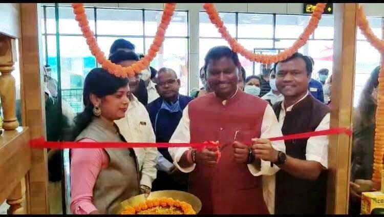 केंद्रीय जनजाति मंत्री मुंडा ने जगदलपुर एयरपोर्ट में किया ट्राईफेड के आउटलेट का शुभारंभ