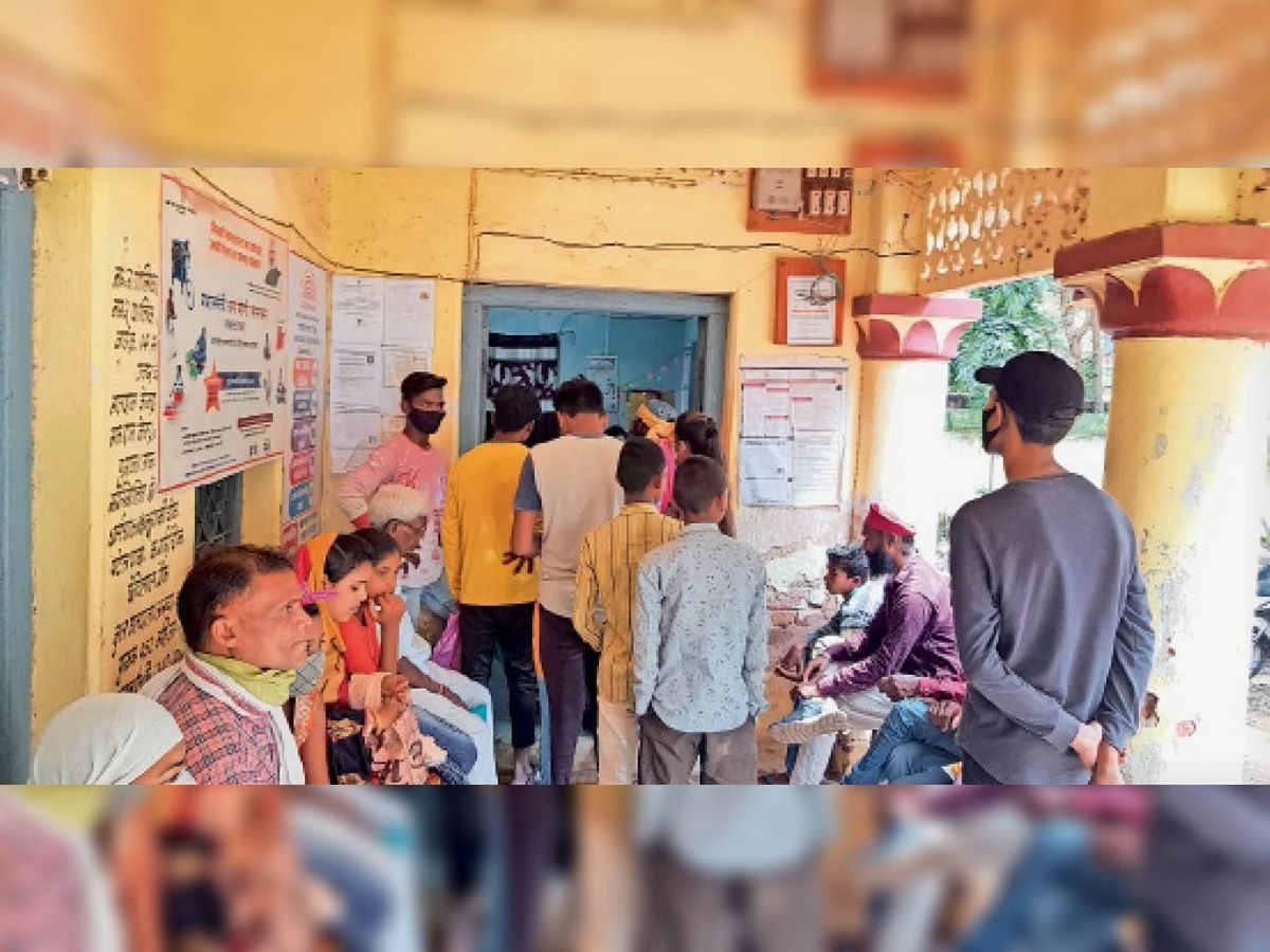 आयुष्मान कार्ड बनाने जिला कार्यालय परिसर में लगा शिविर