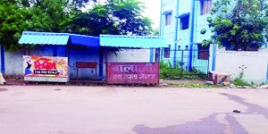 जुनवानी स्कूल के बाउंड्रीवाल के किनारे संचालित हो रही गुमटियां