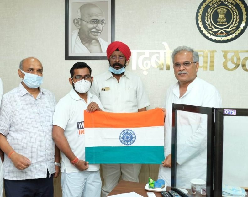 पर्वतारोही चित्रसेन साहू ने  मुख्यमंत्री भूपेश को भेंट किया शिखर पर लहराया तिरंगा