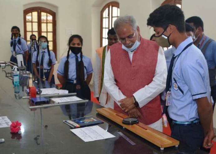 अंग्रेजी माध्यम स्कूलों में ग्रामीण प्रतिभाओं को मिल रहा निखरने का अवसर