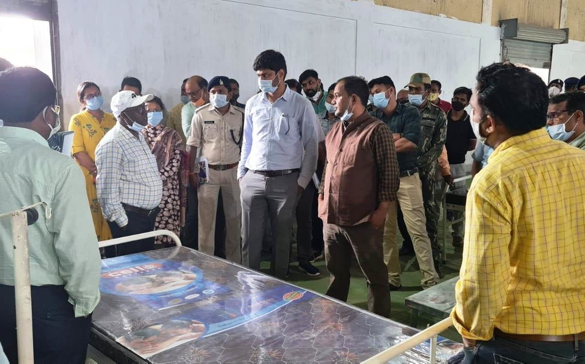 कलेक्टर ने लिया लाइफ लाइन एक्सप्रेस की तैयारियों का जायजा