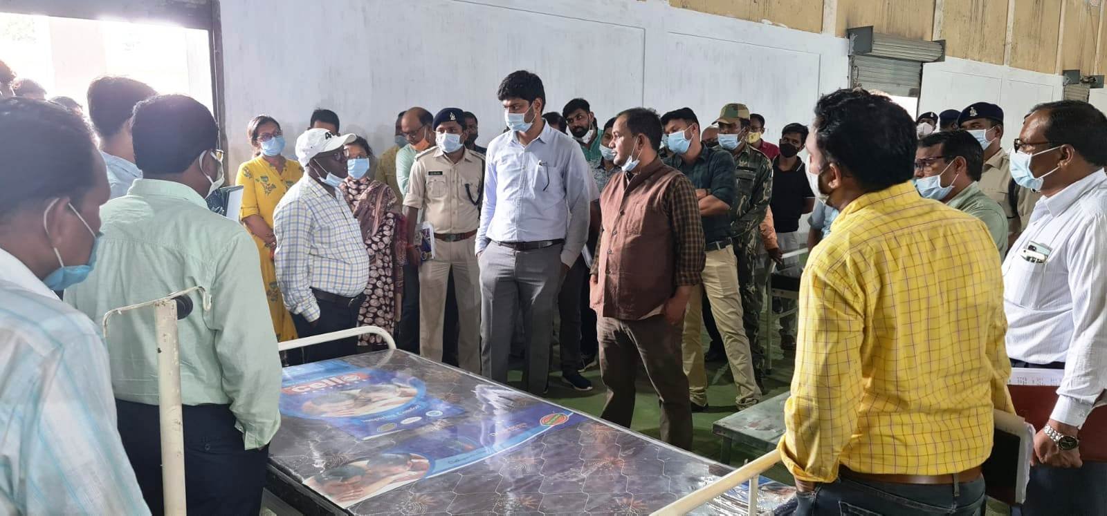 कलेक्टर ने लिया लाइफ लाइन एक्सप्रेस की तैयारियों का जायजा