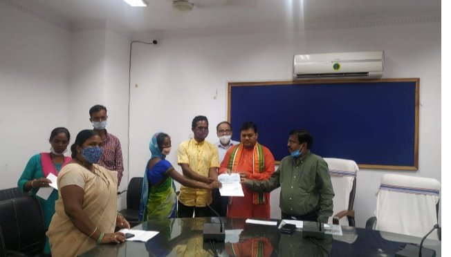 विधायक-कलेक्टर ने दो दिव्यांग दंपतियों को विवाह प्रोत्साहन राशि प्रदान की