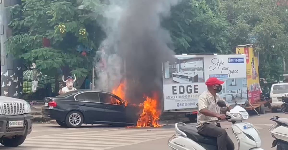 भगत सिंह चौक पर बीएमडब्ल्यू कार में अचानक लगी आग