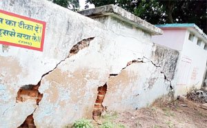जर्जर आहता दे रहा है स्कूली बच्चों को दुर्घटना का आमंत्रण