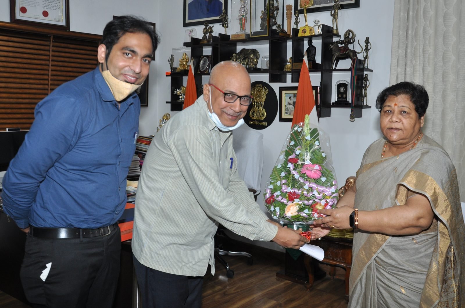 राज्यपाल से नेहरू युवा केन्द्र संगठन के राज्य निदेशक ने की भेंट