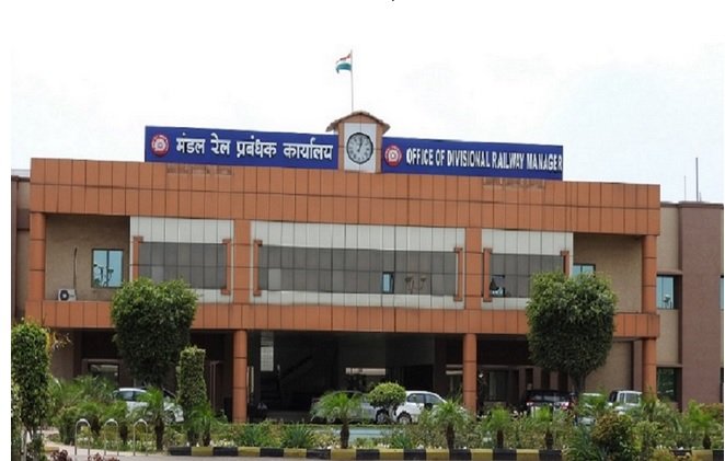 आदिवासी रेल कमर्चारी को परेशान कर रहे रेलवे अधिकारी